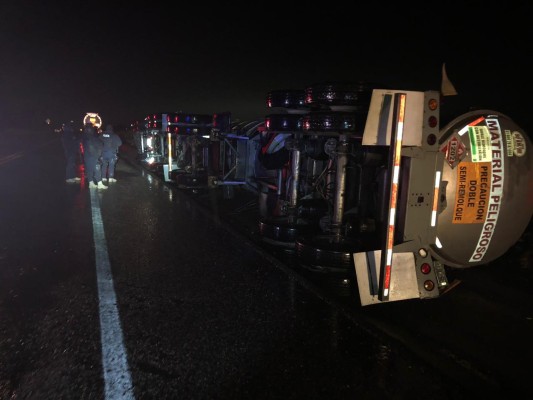 Vuelca pipa cargada con diésel en la carretera Mazatlán-Durango