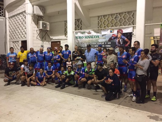 Los ciclistas son recibidos en el Gimnasio Municipal de Escuinapa.