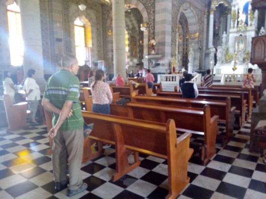 Catedral de Mazatlán abre por unas horas para que feligreses ingresen a hacer oración
