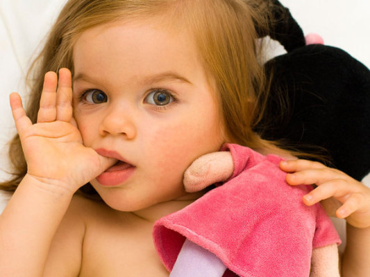 ¿Debo permitir que mi hijo se chupe el dedo?