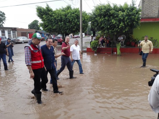 Recorre Gobernador Quirino Ordaz comunidad inundada de Rosario