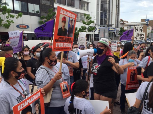 Hacen mujeres plantón frente al Palacio Municipal, exigen justicia y freno a los feminicidios en Sinaloa