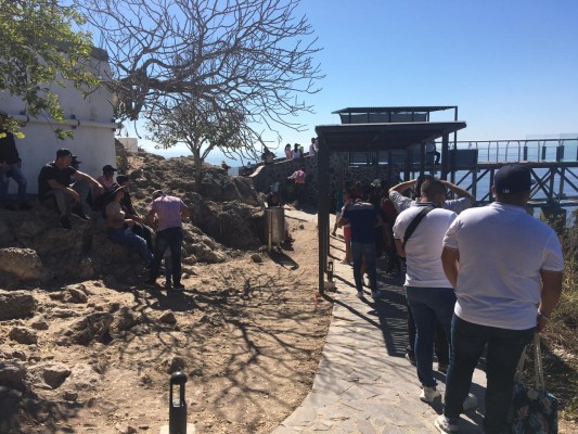 Largas filas de visitantes se registran en el Mirador de Cristal del Faro de Mazatlán, sin guardar sana distancia