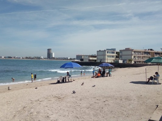 Covid-19 ahuyenta a bañistas de las playas de Mazatlán