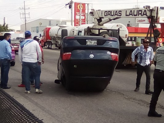 Vuelcan dos vehículos en distintos sectores de Culiacán
