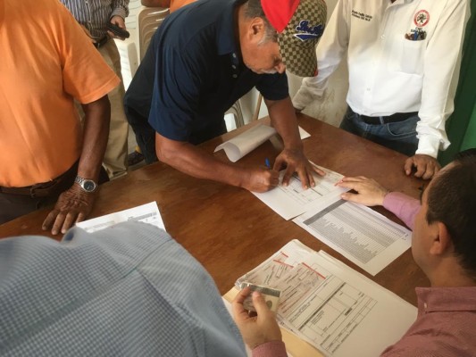 Estado entrega $1.2 millones a mangueros siniestrados por Huracán Willa