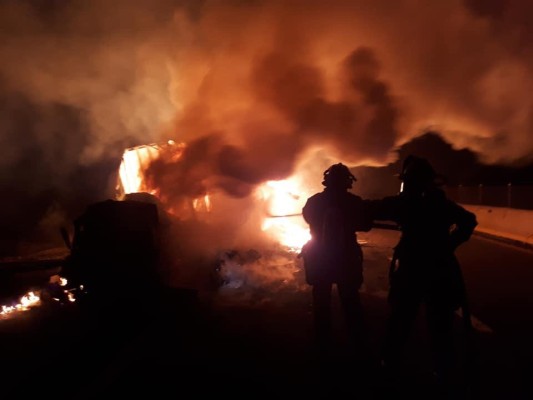 Tráiler se incendia por la autopista Mazatlán Culiacán