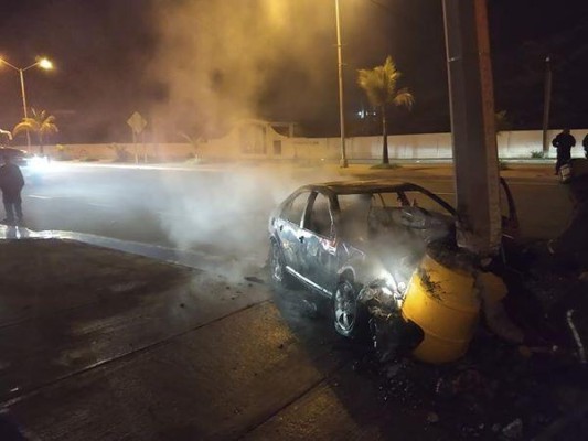 Automóvil choca contra un poste y se incendia en Mazatlán; hay un lesionado