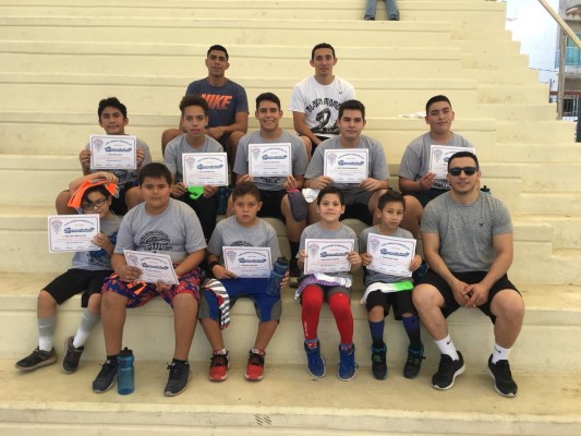 Omar Ramírez, Juan Osuna y César Osuna con algunos alumnos.