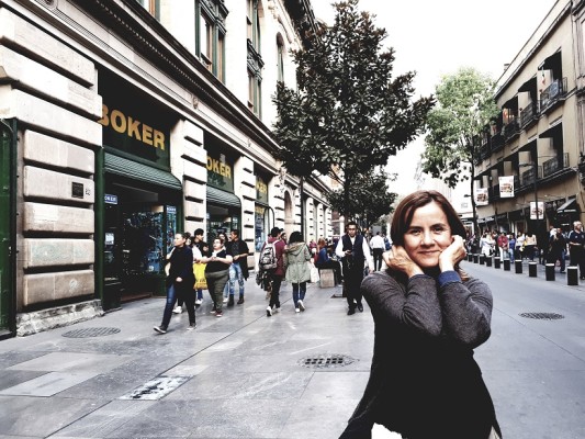 Ella no se percataría de su existencia, llevaba prisa. En la plaza la esperaban, no debía faltar ninguna.