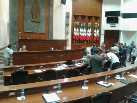 Reelecciones, regresos al Congreso y nuevos rostros, proponen Morena y el PAS para diputaciones locales