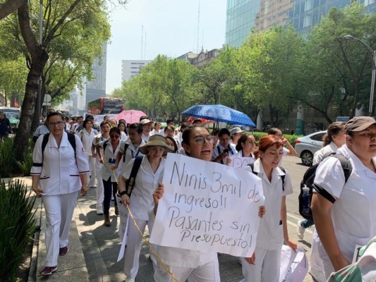 Pasantes de medicina marchan para exigir mejores condiciones y que no recorten sus becas