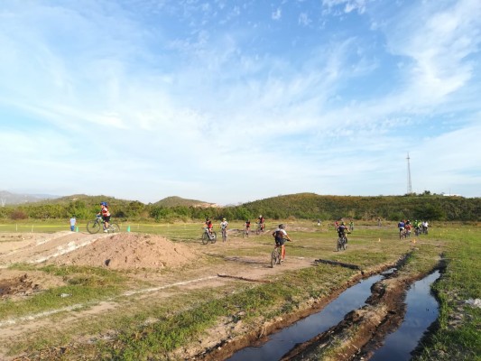 Los ciclistas disfrutaron una amena tarde en la primera etapa.