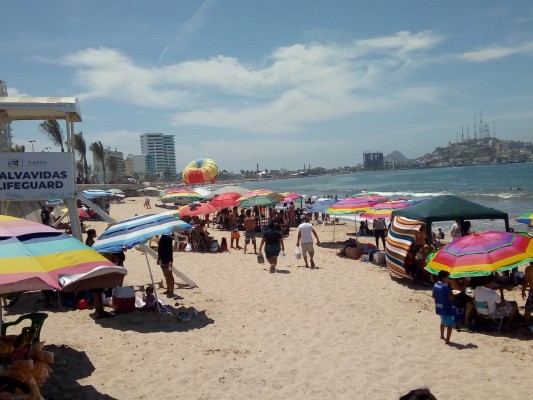 Supera ya afluencia de bañistas a la de días anteriores en Mazatlán