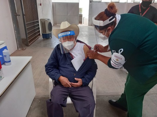Avance de vacunación contra el Covid-19 de adultos mayores en Sinaloa es del 65%; el del personal de salud es del 55%