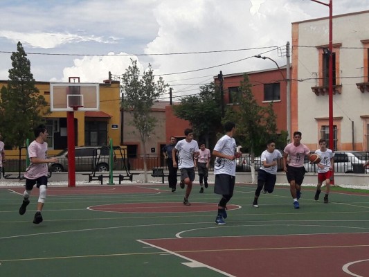 El basquetbolista mazatleco (con el balón) tuvo una destacada actuación.