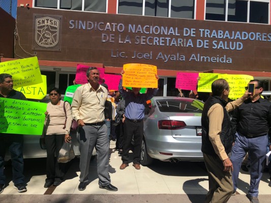 En Culiacán, se manifiestan trabajadores de Salud ante su sindicato