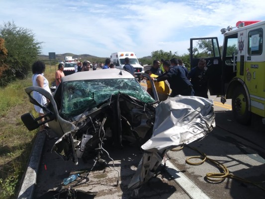 Choque entre autobús y camioneta en la Autopista Mazatlán-Tepic deja una mujer sin vida y 7 lesionados