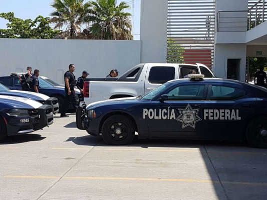 Elementos de la Policia Federal 'peinan' San Miguel Zapotitlán