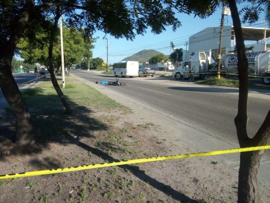 Motoclista pierde la vida al ser embestido por autobús en La Sirena, al sur de Mazatlán