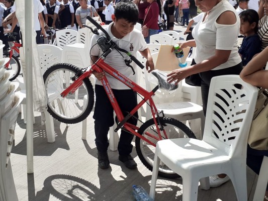 En Escuinapa, entregan 100 bicicletas a niños de siete comunidades