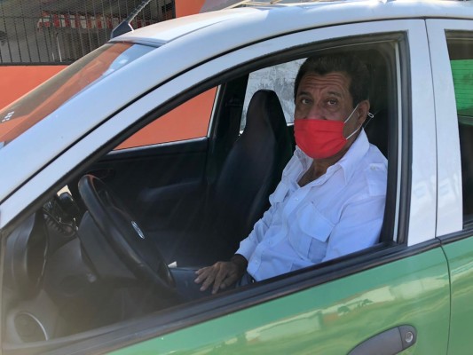 Taxistas de Mazatlán sufren falta de trabajo ante la cuarentena