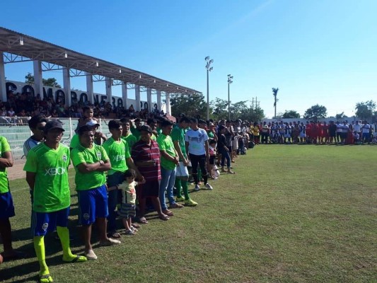 Los jugadores participantes en la ceremonia inaugural.