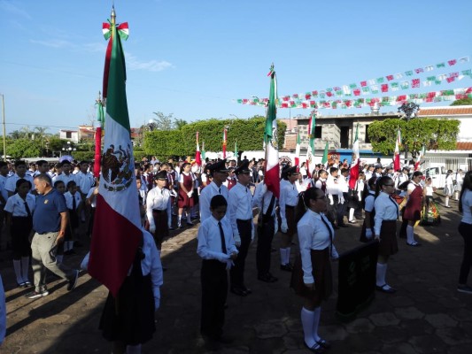 En Rosario, desfilan para conmemorar la Independencia de México