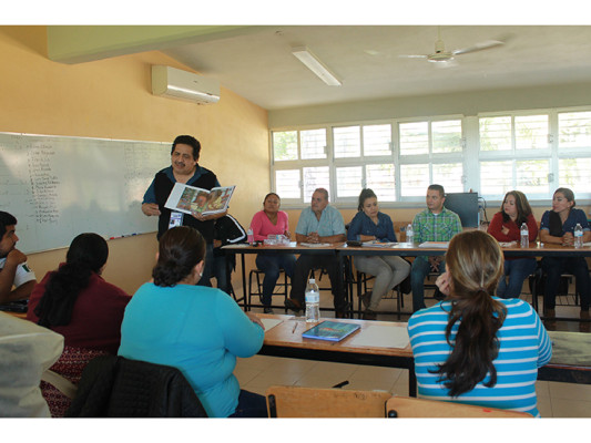 El escritor sinaloense, Alfonso Orejel, fue el encargado de la capacitación a los profesores.