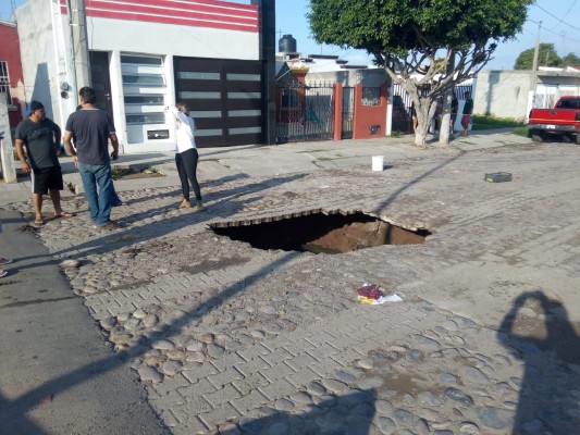 Se abre socavón en el Fraccionamiento Villa Verde, en Mazatlán, y cae vehículo