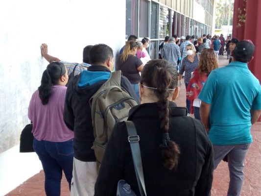En la Unidad Administrativa de Mazatlán, por momentos, rompen la 'sana distancia'