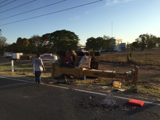 Muere operador de maquinaria pesada en accidente tipo volcadura por la carretera Culiacan-Eldorado