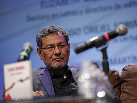 Élmer Mendoza presentó su libro, 'Besar al detective'.