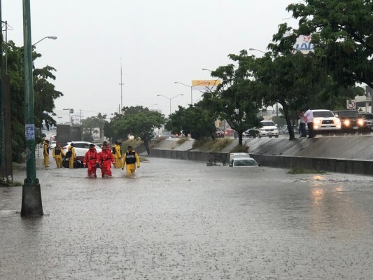 Lluvia histórica trastoca Mazatlán