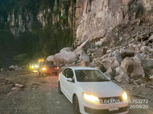 Se mantienen dos cierres estratégicos por derrumbe en la carretera libre Mazatlán-Durango