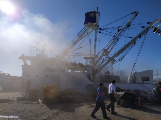 Atunero comienza a incendiarse en Mazatlán, pero los trabajadores apagan el fuego