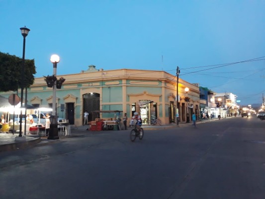Municipio de Escuinapa retira lámparas led de la calle Miguel Hidalgo