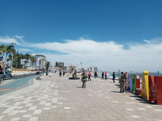 Retiran a cerca de 88 bañistas de playas de Mazatlán, Río Presidio y Presa de Siqueros