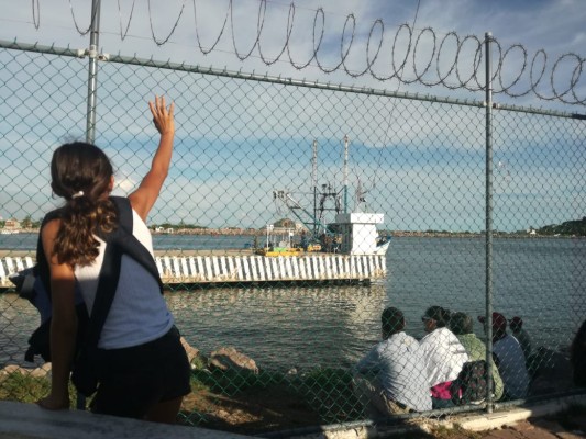 Familias despiden a pescadores desde La Puntilla en Mazatlán