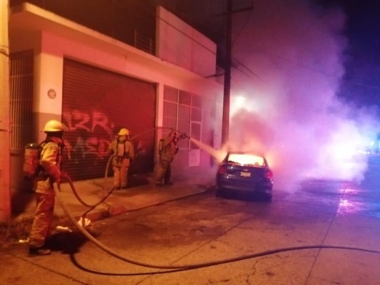 Choca y se incendia vehículo por calles del Fraccionamiento Brisas del Mar, en Mazatlán