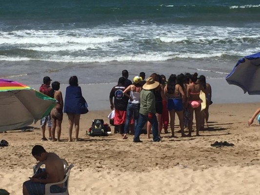 Salvavidas rescatan a duranguense en playas de Mazatlán