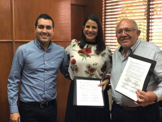 Humberto Álvarez, Paola Moncayo y Luis Guillermo Benítez en la firma del convenio.