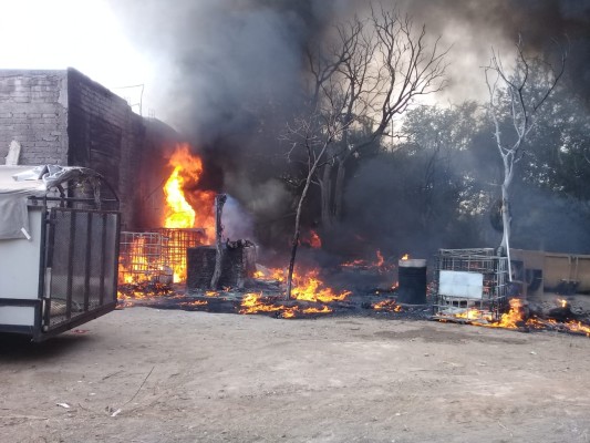 En Rosario, queman llantas y la lumbre llega hasta una casa
