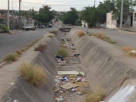 Sucios los canales del sur de Culiacán; hay basura en Barrancos, Chulavista, Capistrano y Villa Bonita
