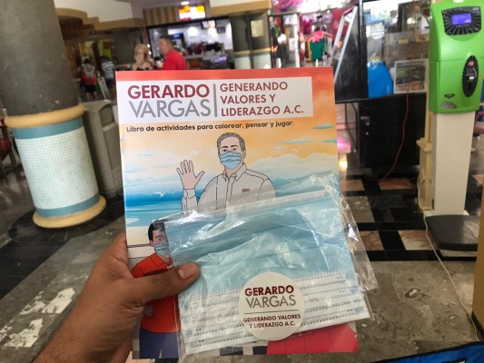 En Mazatlán reparten cubrebocas a nombre de Vargas Landeros... y aprovechan para hacer encuesta