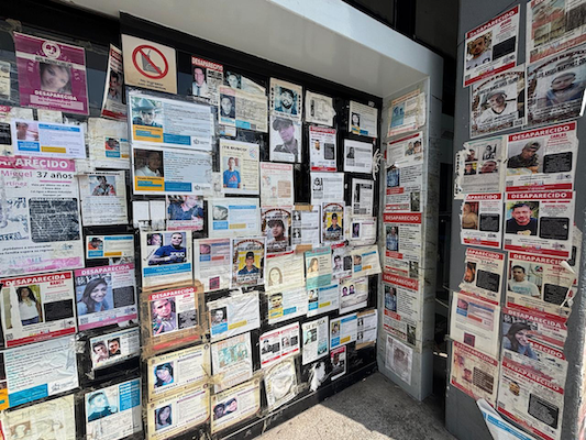 $!Avisos de personas desaparecidas en la central de autobuses de Tlaquepaque.