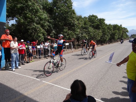 Luis Francisco Villa Medina llega triunfal a la meta.