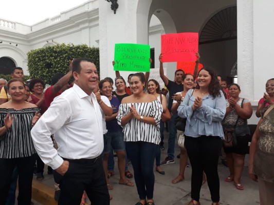 Reciben como Alcalde sustituto a Hugo Enrique Moreno entre aplausos de funcionarios y de trabajadores