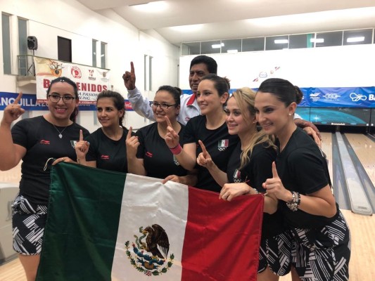 Las mexicanas, donde figura la sinaloense Lilia Robles (segunda de derecha a izquierda), son campeonas de boliche.