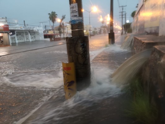 Cae fuerte lluvia en Mazatlán e inunda Centro y zona turística